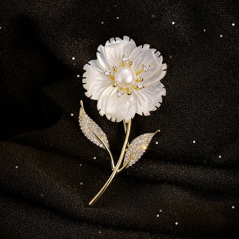 14K Forgyldt Blomster Broche med Ferskvandsperle, Zirkonia & Perlemorsblomst – Elegant Vintage Design i Moderne Luksus Stil - Lilla Villa
