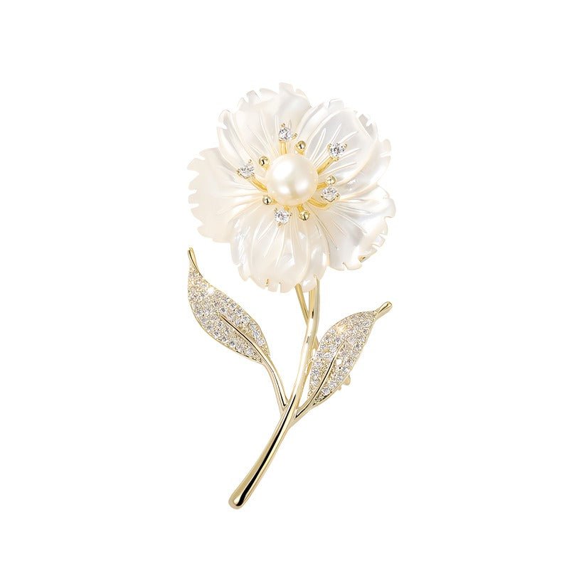 14K Forgyldt Blomster Broche med Ferskvandsperle, Zirkonia & Perlemorsblomst – Elegant Vintage Design i Moderne Luksus Stil - Lilla Villa