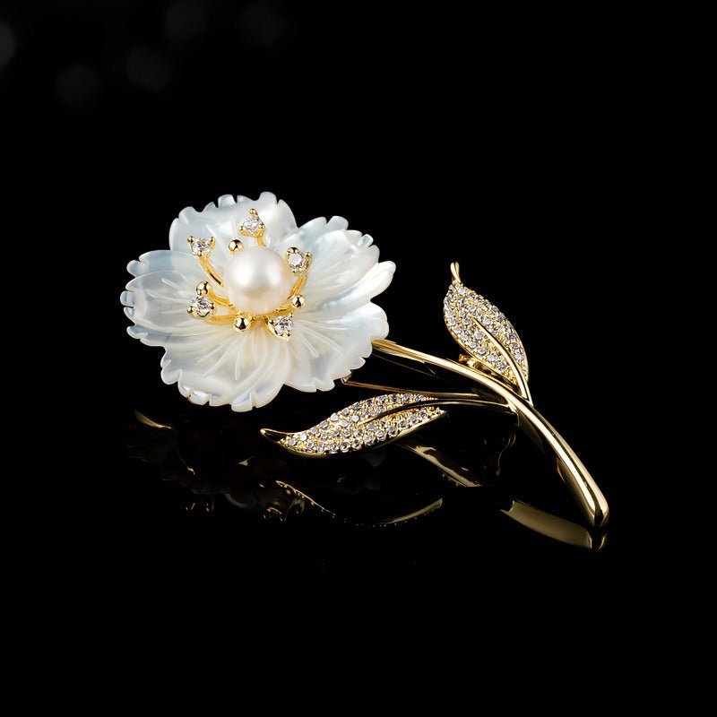 14K Forgyldt Blomster Broche med Ferskvandsperle, Zirkonia & Perlemorsblomst – Elegant Vintage Design i Moderne Luksus Stil - Lilla Villa
