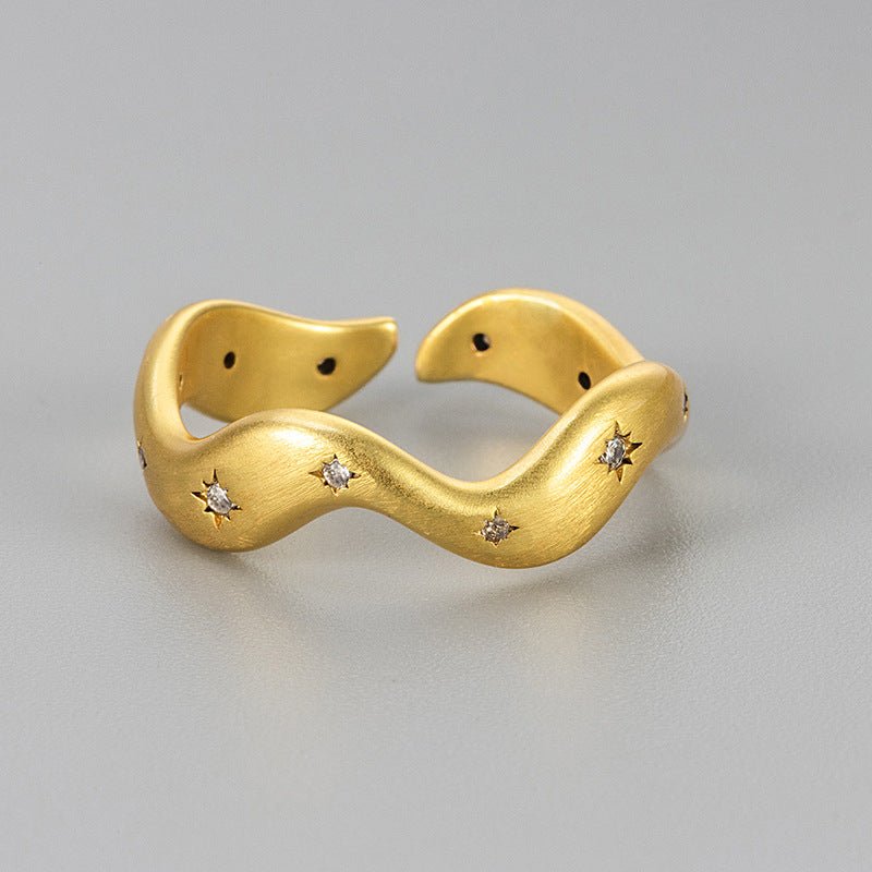 14K Forgyldt Håndlavet Åben Justerbar Ring med Stjerner – Elegant og Moderne Design - Lilla Villa