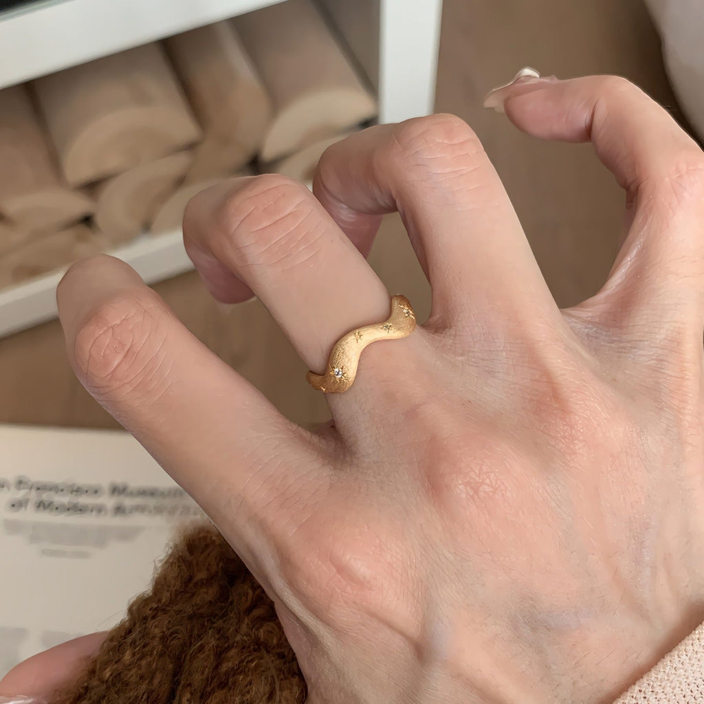 14K Forgyldt Håndlavet Åben Justerbar Ring med Stjerner – Elegant og Moderne Design - Lilla Villa