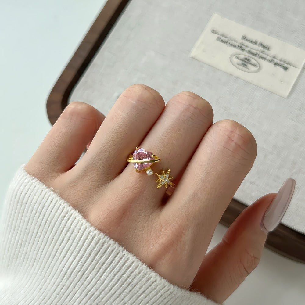14K Forgyldt Justerbar Ring med Pink Hjerteformet Zirkonia og Stjernedetalje - Lilla Villa