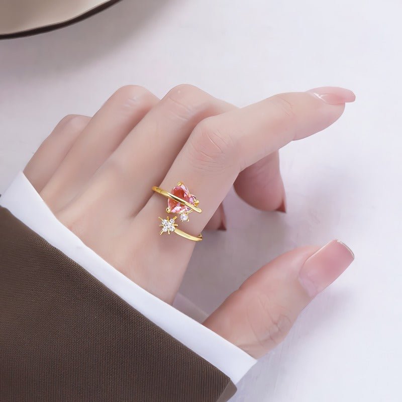 14K Forgyldt Justerbar Ring med Pink Hjerteformet Zirkonia og Stjernedetalje - Lilla Villa