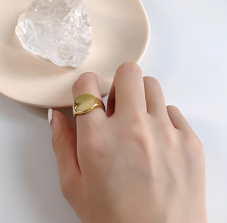 14K Forgyldt Justerbar Ring med Poleret Konkav Design – Elegant og Minimalistisk - Lilla Villa