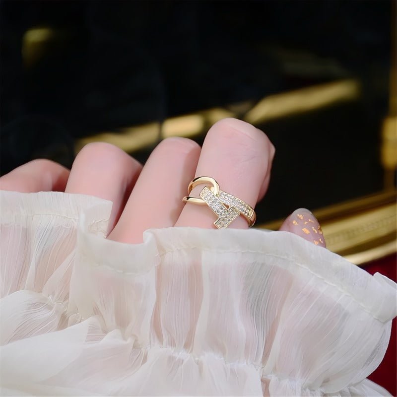 14K Forgyldt Justerbar Ring med T - Design– Elegant Design med Zirkonia - Lilla Villa