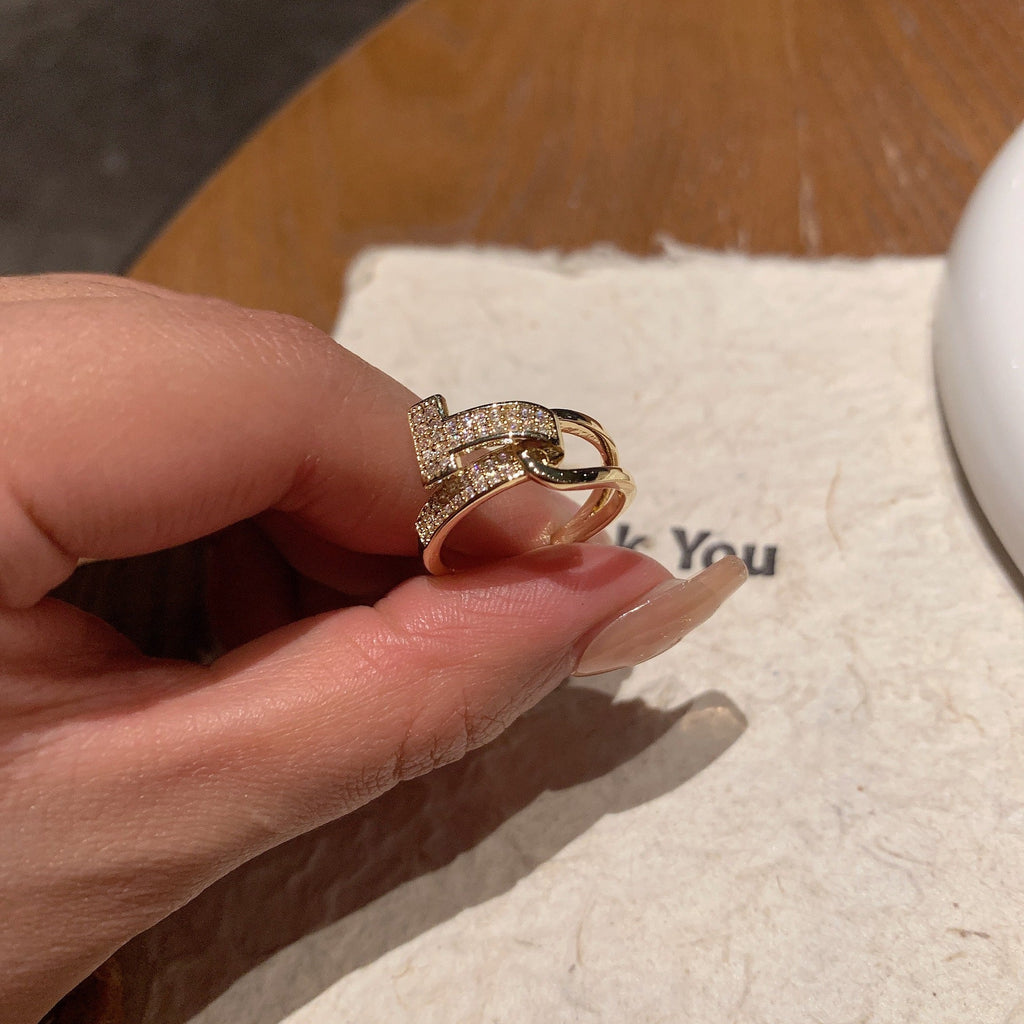 14K Forgyldt Justerbar Ring med T - Design– Elegant Design med Zirkonia - Lilla Villa