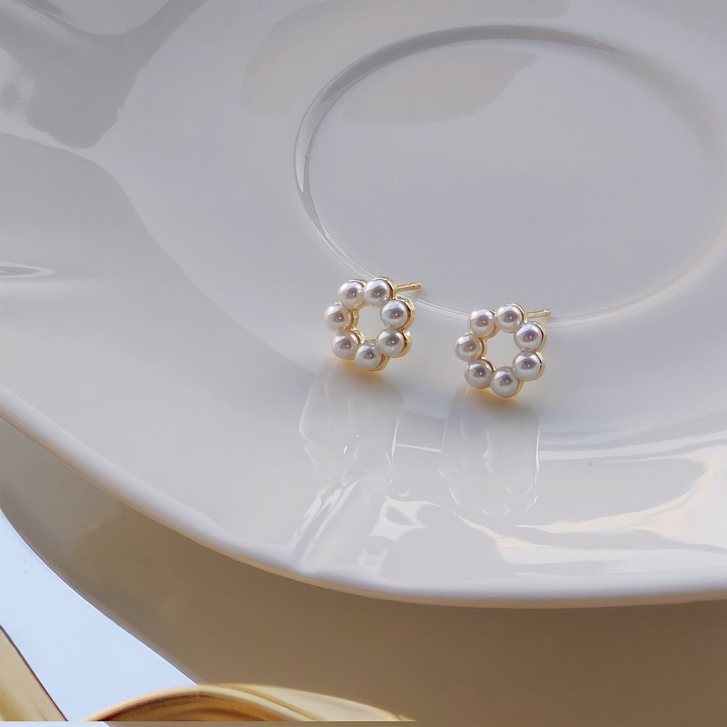 14K Forgyldt Klassiske Runde Perleøreringe med 925S Sølvnål – Delikat og Elegant Stil - Lilla Villa