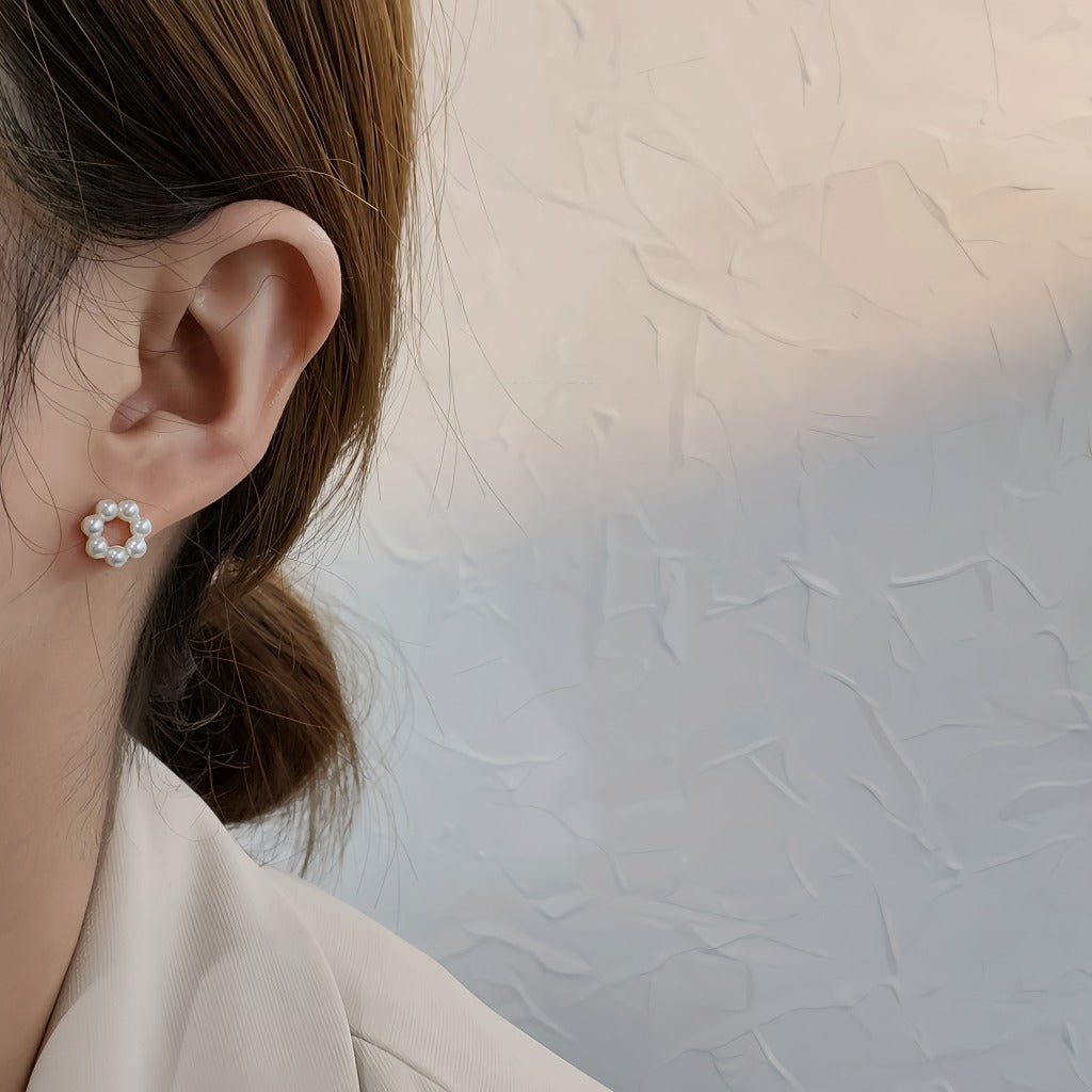 14K Forgyldt Klassiske Runde Perleøreringe med 925S Sølvnål – Delikat og Elegant Stil - Lilla Villa