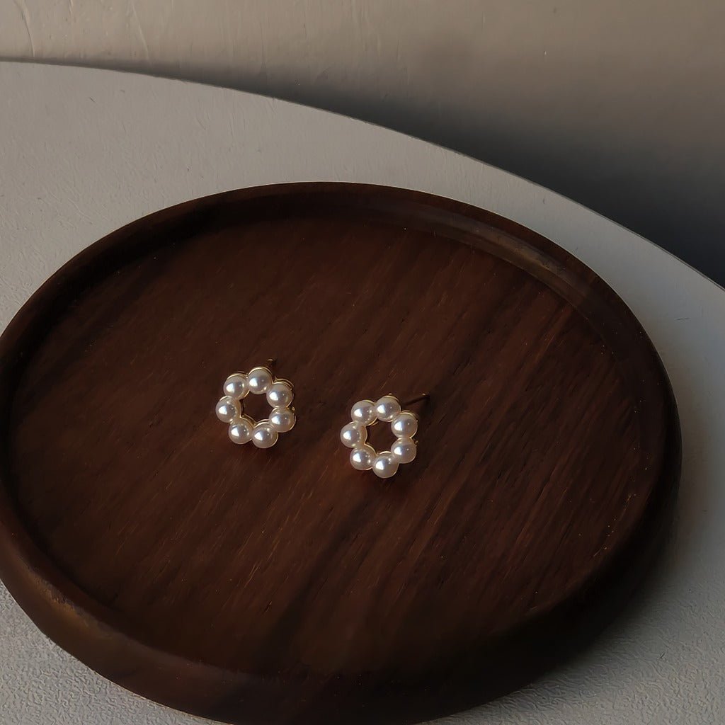 14K Forgyldt Klassiske Runde Perleøreringe med 925S Sølvnål – Delikat og Elegant Stil - Lilla Villa