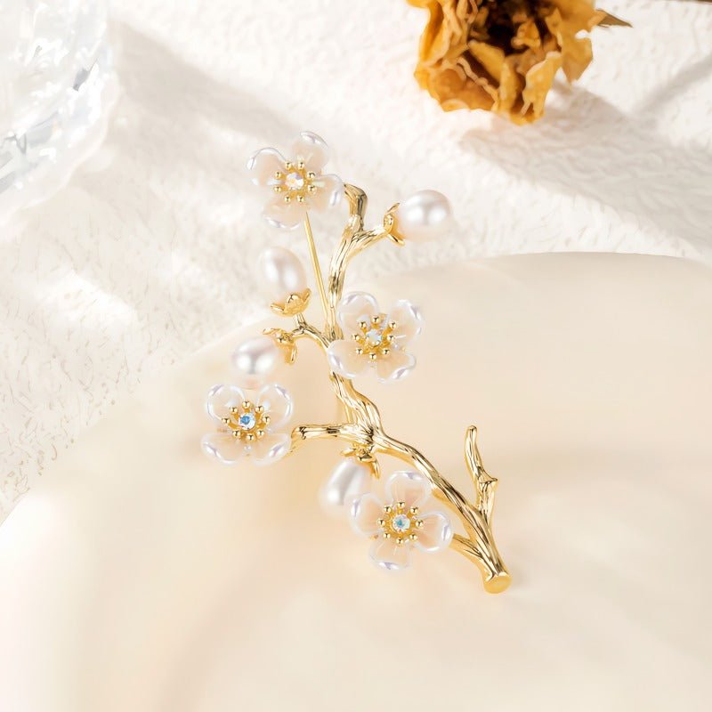 14K Forgyldt Plommeblomst Broche med Ferskvandsperler – Elegant & Vintage Design - Lilla Villa