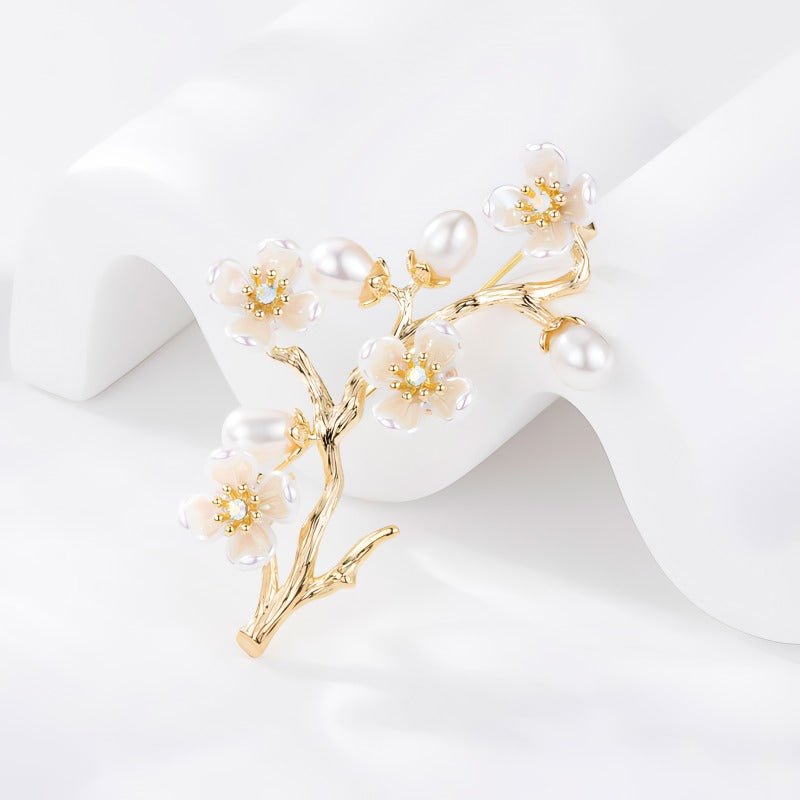 14K Forgyldt Plommeblomst Broche med Ferskvandsperler – Elegant & Vintage Design - Lilla Villa
