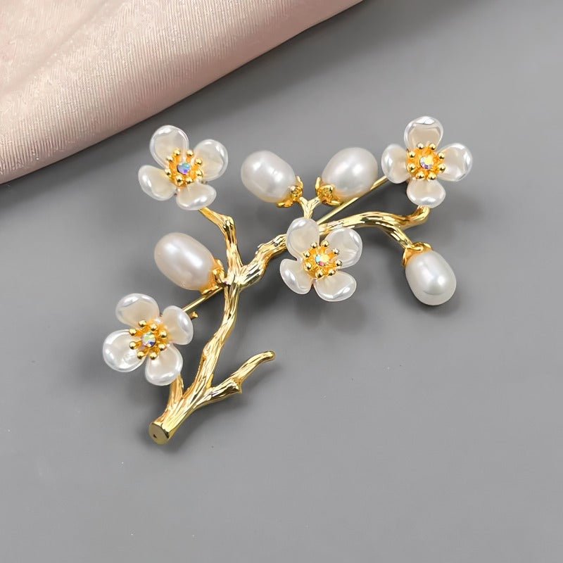 14K Forgyldt Plommeblomst Broche med Ferskvandsperler – Elegant & Vintage Design - Lilla Villa