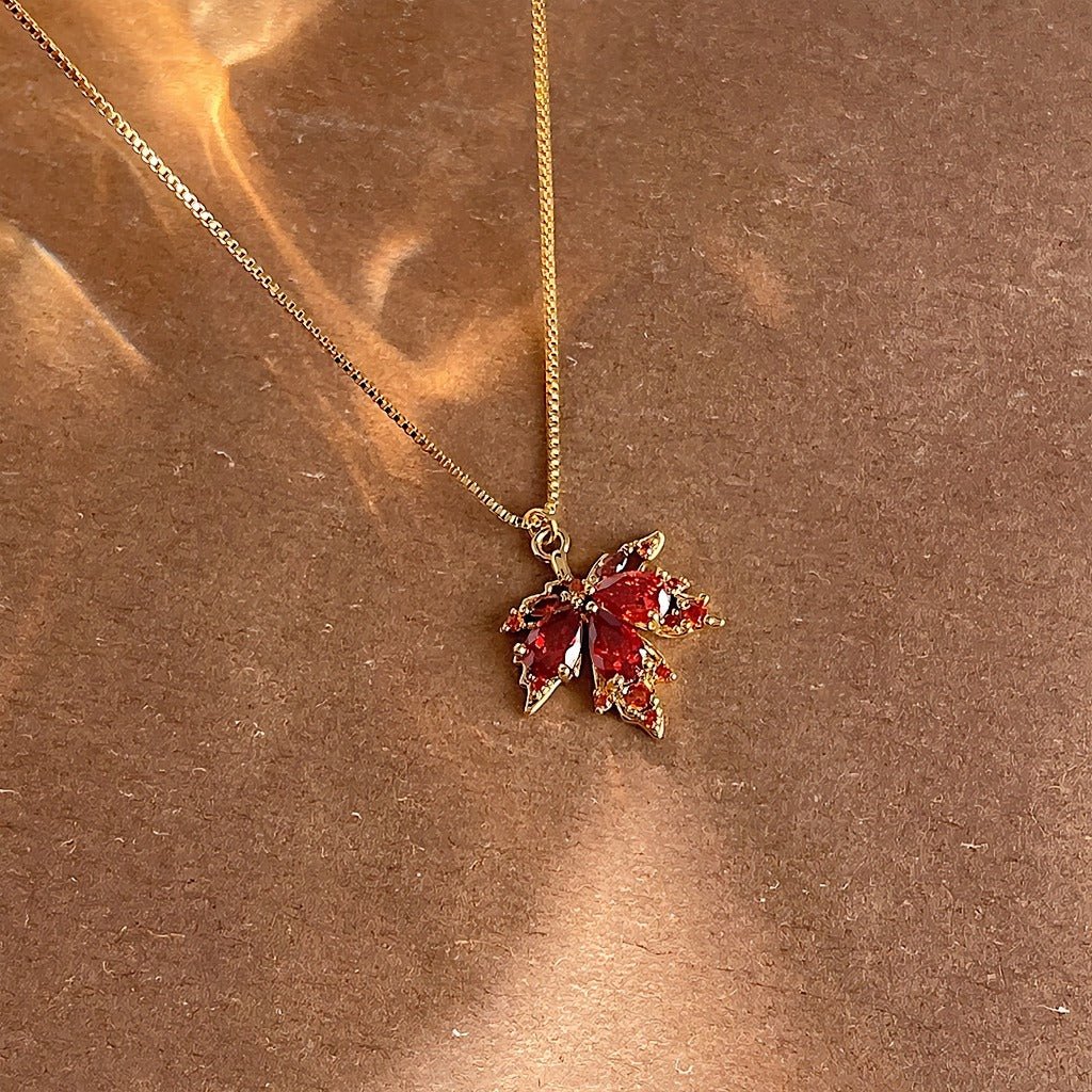 14K forgyldt rød zirkon ahornblade halskæde - Lilla Villa