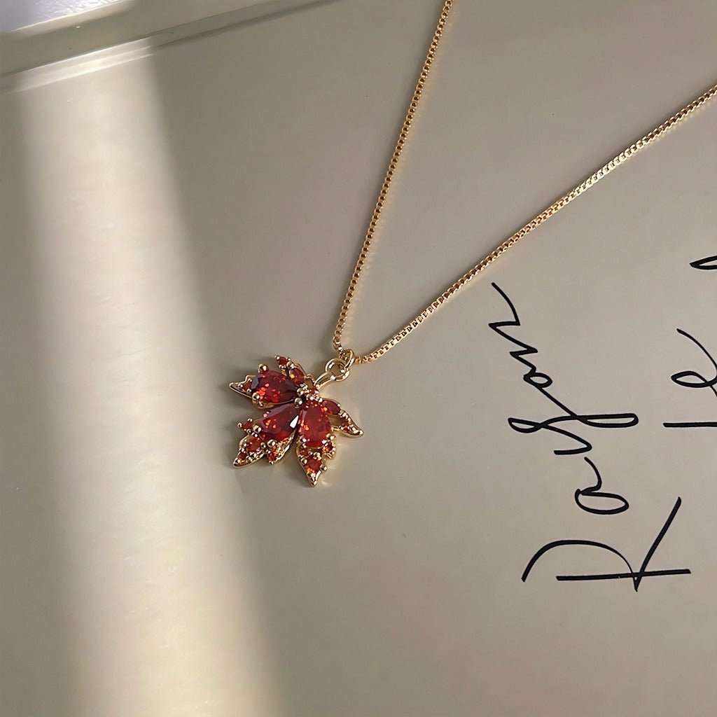 14K forgyldt rød zirkon ahornblade halskæde - Lilla Villa