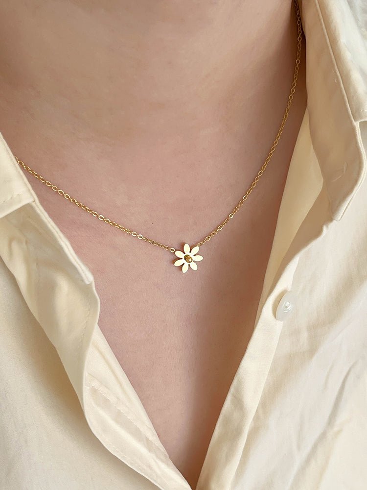 14K Forgyldt Titaniumstål Halskæde med Marguerit – Elegant og Tidløst Design - Lilla Villa