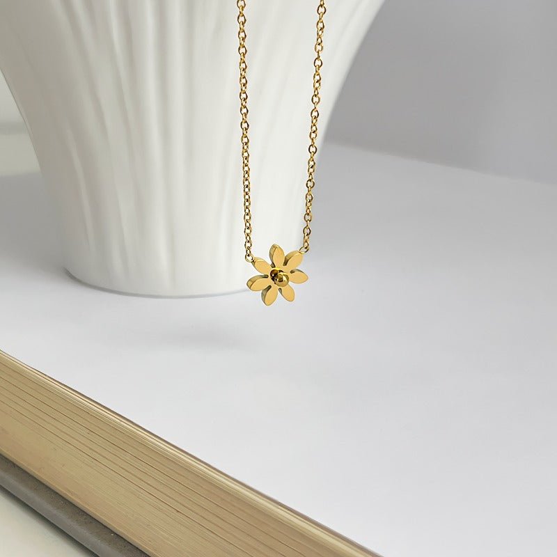 14K Forgyldt Titaniumstål Halskæde med Marguerit – Elegant og Tidløst Design - Lilla Villa