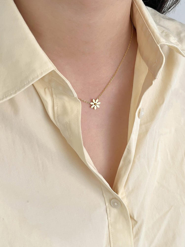14K Forgyldt Titaniumstål Halskæde med Marguerit – Elegant og Tidløst Design - Lilla Villa