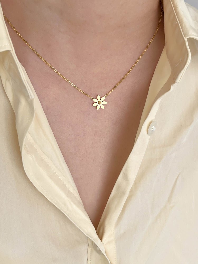14K Forgyldt Titaniumstål Halskæde med Marguerit – Elegant og Tidløst Design - Lilla Villa