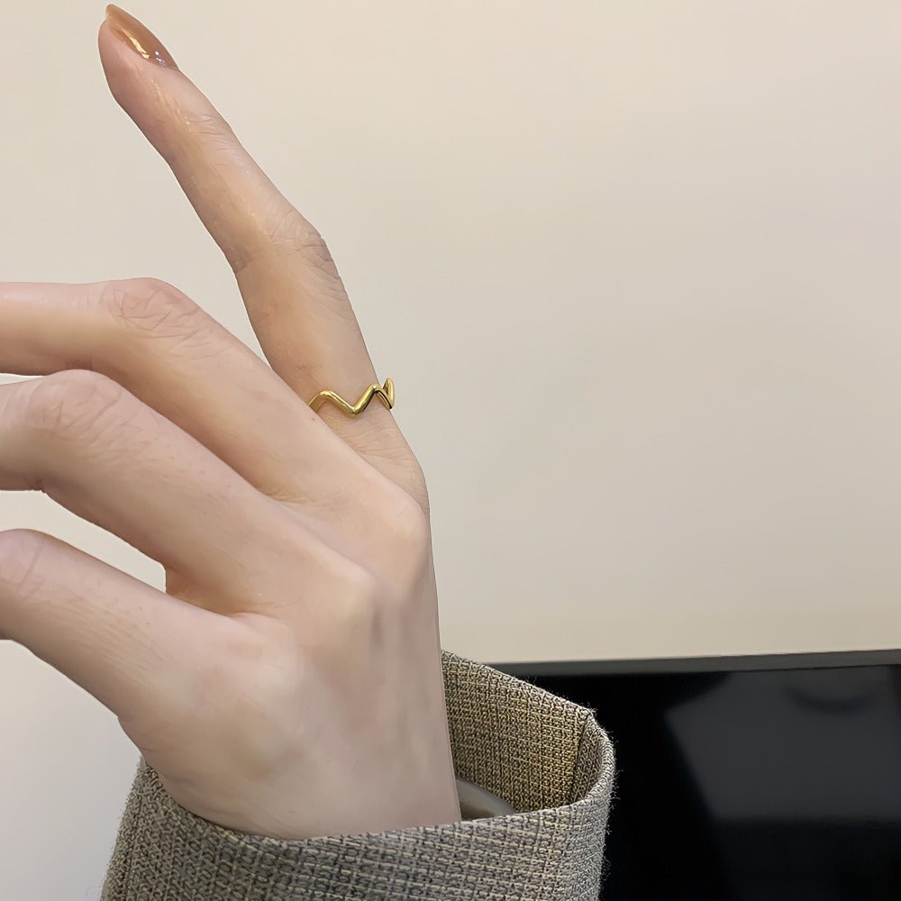 14K Forgyldt Titaniumstål Justerbar Ring med Taksformet design – Moderne og Tidløs Design - Lilla Villa