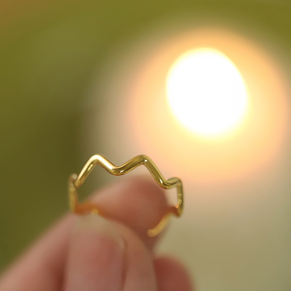 14K Forgyldt Titaniumstål Justerbar Ring med Taksformet design – Moderne og Tidløs Design - Lilla Villa