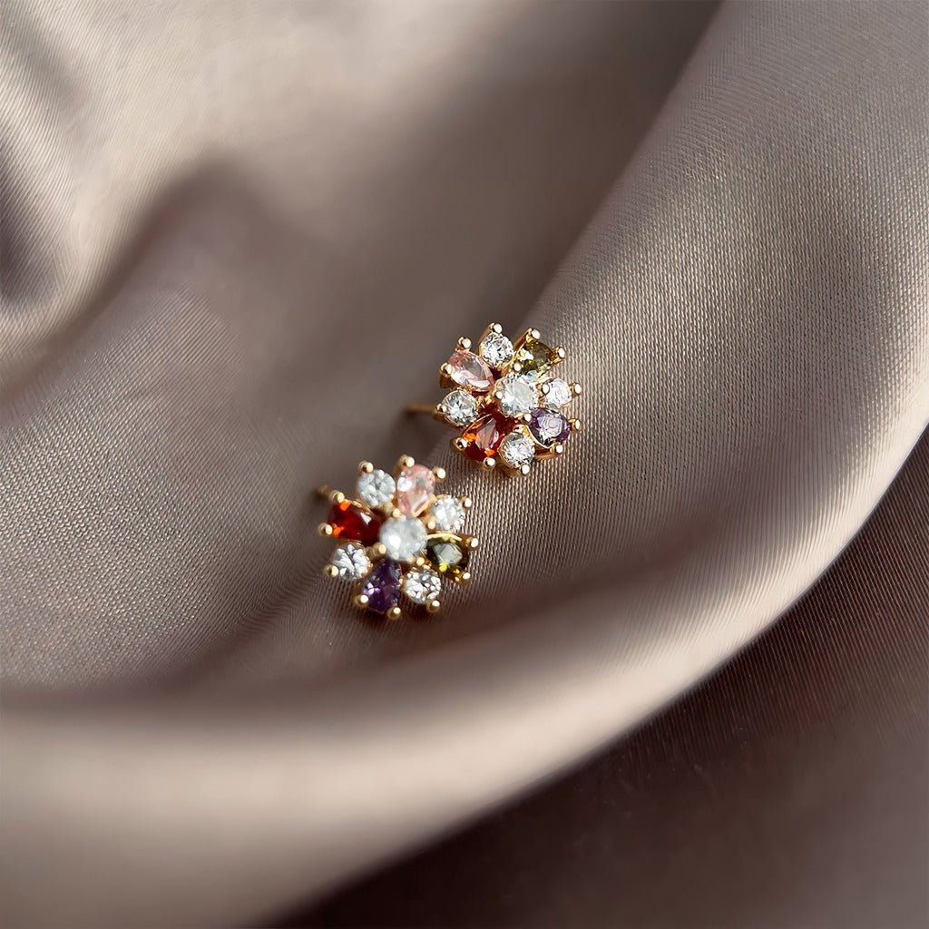14K Forgyldte 925 Sterling Sølv Nåle Blomsterformede Øreringe med Farvede Zirkoner – Elegant og Unik Design - Lilla Villa