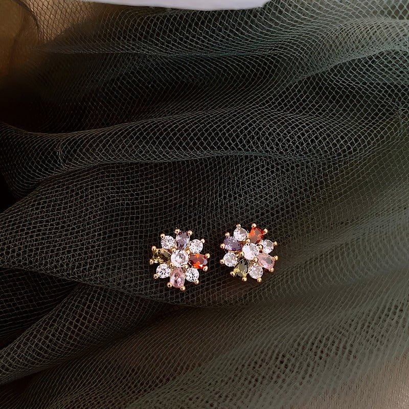 14K Forgyldte 925 Sterling Sølv Nåle Blomsterformede Øreringe med Farvede Zirkoner – Elegant og Unik Design - Lilla Villa