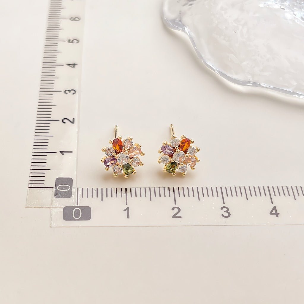 14K Forgyldte 925 Sterling Sølv Nåle Blomsterformede Øreringe med Farvede Zirkoner – Elegant og Unik Design - Lilla Villa