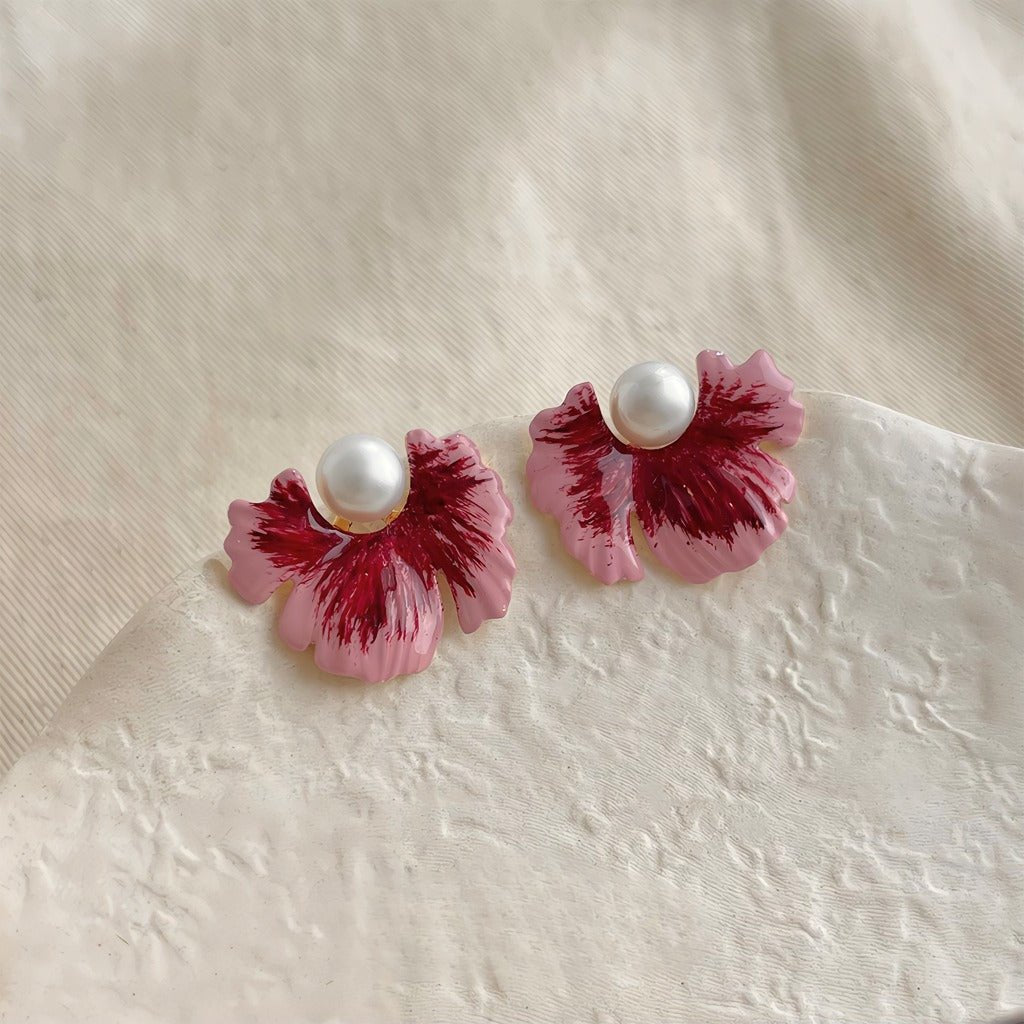 14K Forgyldte 925 sterling sølv nåle Elegant Blomstret Øreringe med Skinnende Perler og Pink Emalje - Lilla Villa