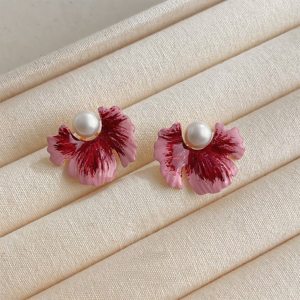 14K Forgyldte 925 sterling sølv nåle Elegant Blomstret Øreringe med Skinnende Perler og Pink Emalje - Lilla Villa