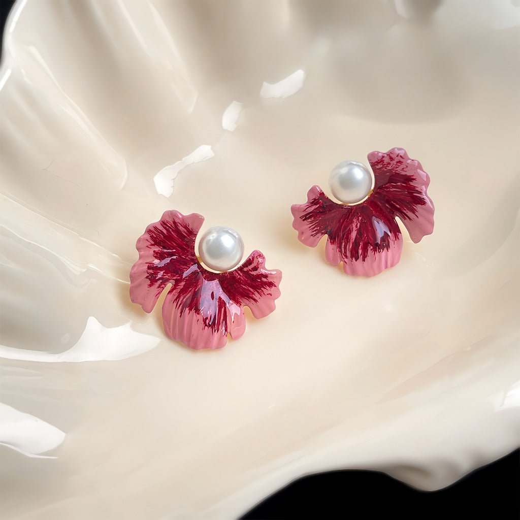 14K Forgyldte 925 sterling sølv nåle Elegant Blomstret Øreringe med Skinnende Perler og Pink Emalje - Lilla Villa