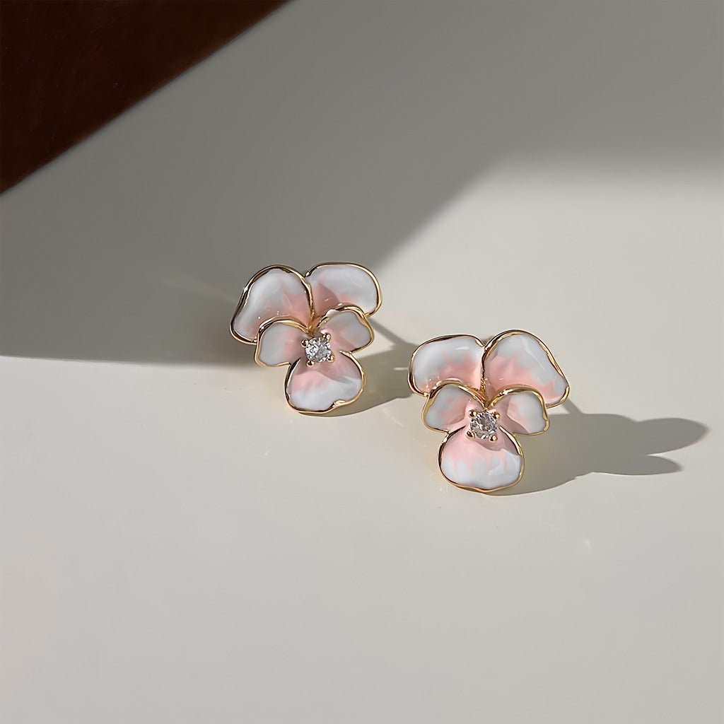 14K Forgyldte 925 Sterling Sølv Nåle Iris Blomster Øreringe med Gradueret Emalje – Elegant og Unikt Design - Lilla Villa