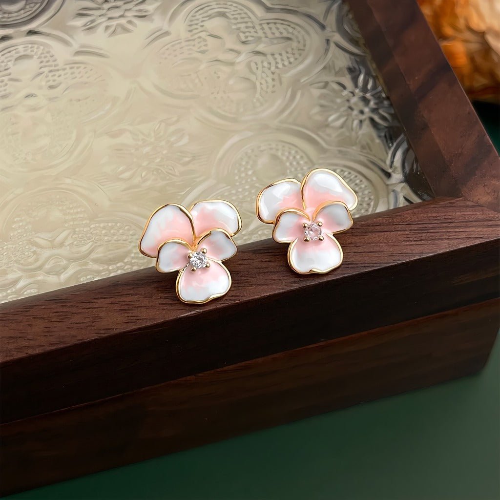 14K Forgyldte 925 Sterling Sølv Nåle Iris Blomster Øreringe med Gradueret Emalje – Elegant og Unikt Design - Lilla Villa