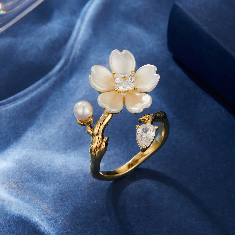 14K Guldbelagt Justerbar Ring med Hvid Blomst, Zirkonia og Perle – Elegant og Delikat - Lilla Villa