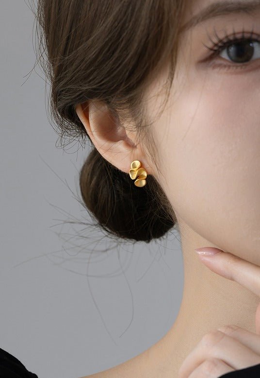 14K mat forgyldt 925 sterling sølvnåle moderne minimalistiske øreringe med skulpturelt design - Lilla Villa
