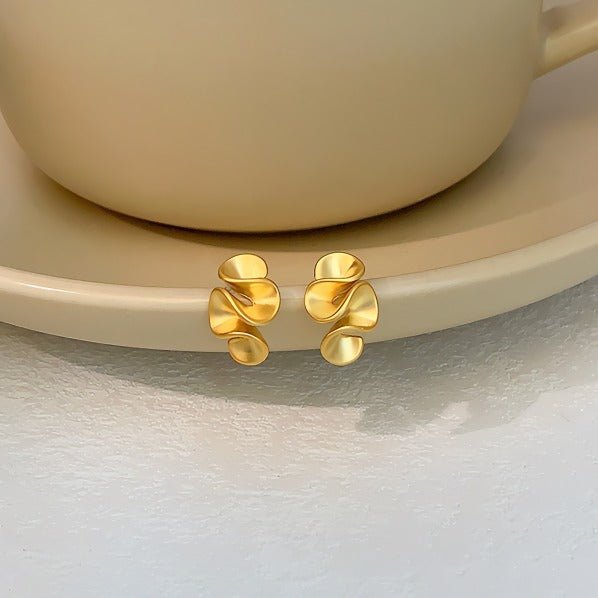14K mat forgyldt 925 sterling sølvnåle moderne minimalistiske øreringe med skulpturelt design - Lilla Villa