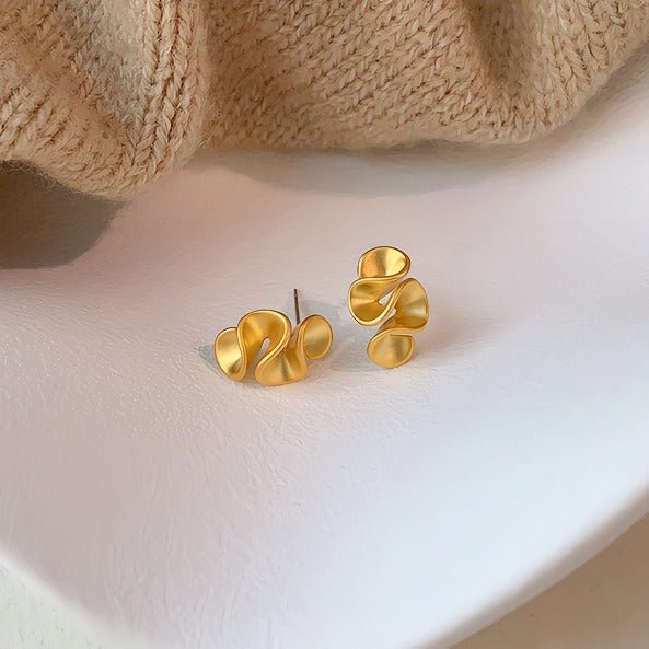 14K mat forgyldt 925 sterling sølvnåle moderne minimalistiske øreringe med skulpturelt design - Lilla Villa