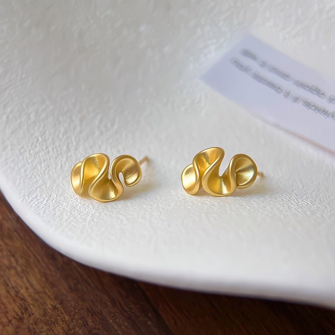 14K mat forgyldt 925 sterling sølvnåle moderne minimalistiske øreringe med skulpturelt design - Lilla Villa