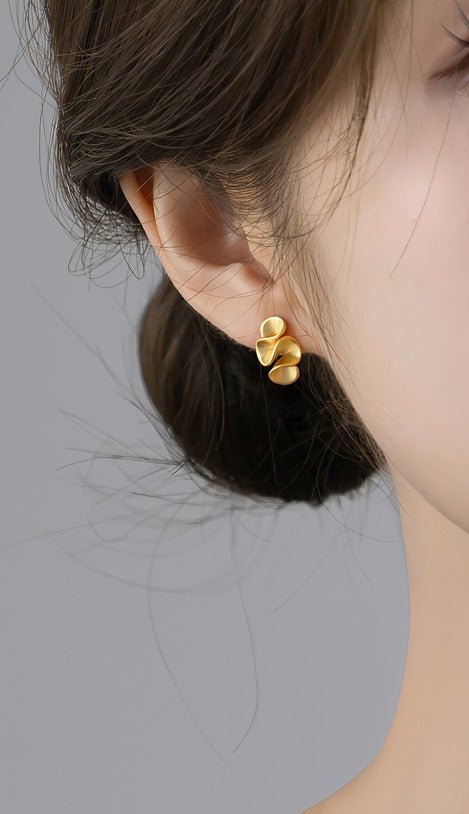 14K mat forgyldt 925 sterling sølvnåle moderne minimalistiske øreringe med skulpturelt design - Lilla Villa