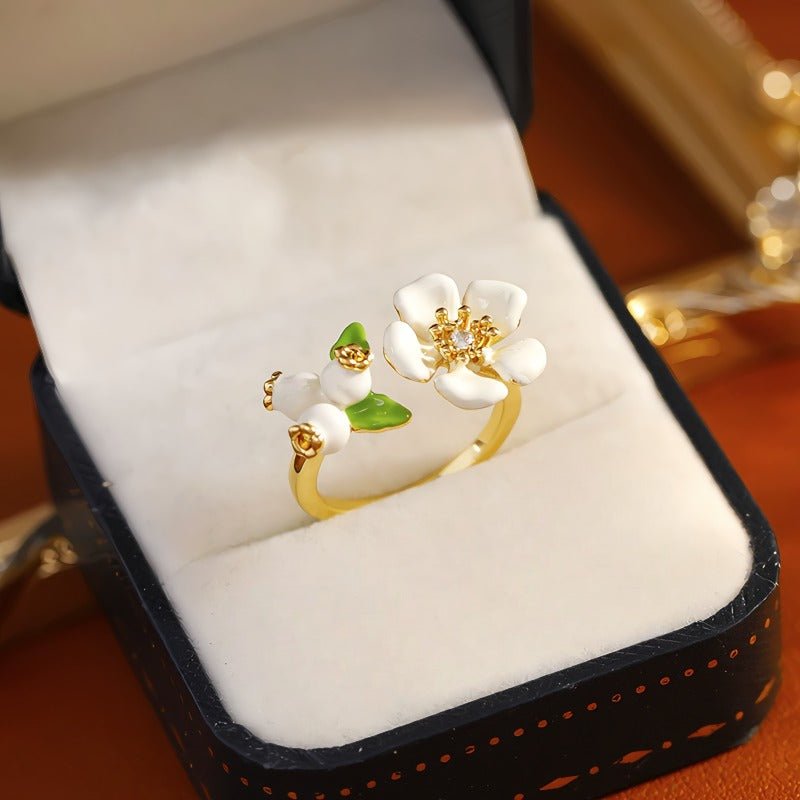 16K Forgyldt Justerbar Blomster Ring med Hvid Emalje & Zirkonia – Elegant og Romantisk Design - Lilla Villa