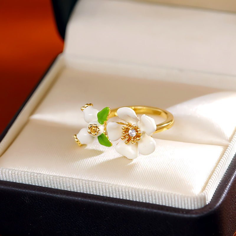 16K Forgyldt Justerbar Blomster Ring med Hvid Emalje & Zirkonia – Elegant og Romantisk Design - Lilla Villa