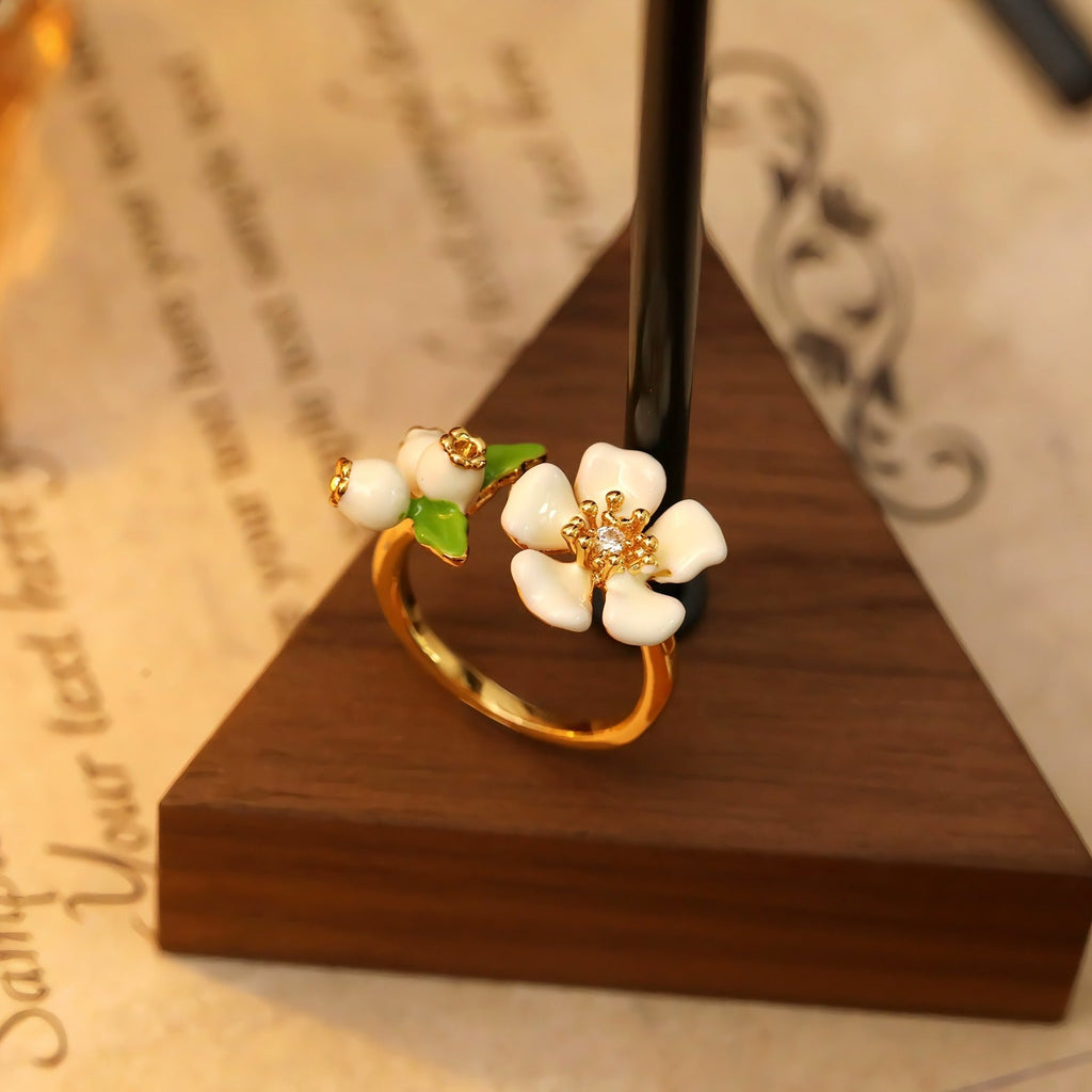 16K Forgyldt Justerbar Blomster Ring med Hvid Emalje & Zirkonia – Elegant og Romantisk Design - Lilla Villa