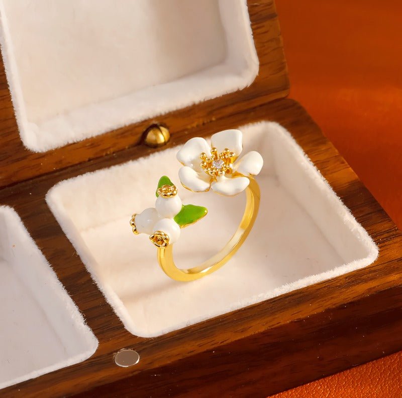 16K Forgyldt Justerbar Blomster Ring med Hvid Emalje & Zirkonia – Elegant og Romantisk Design - Lilla Villa