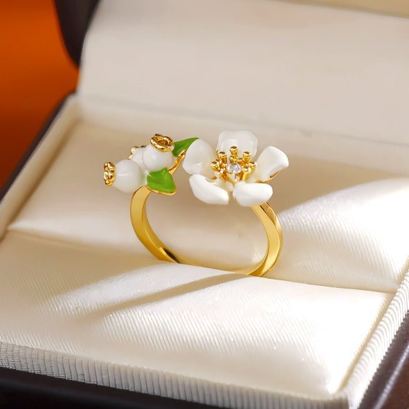 16K Forgyldt Justerbar Blomster Ring med Hvid Emalje & Zirkonia – Elegant og Romantisk Design - Lilla Villa