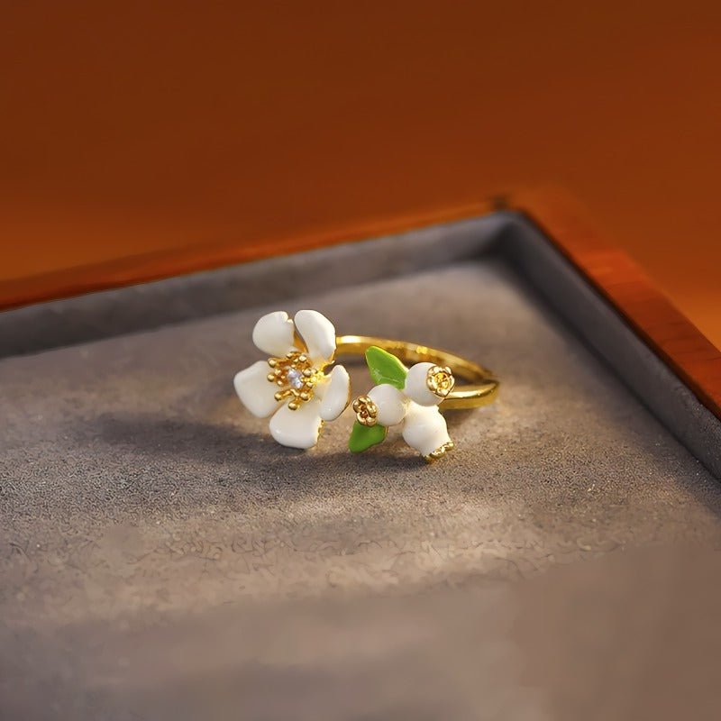 16K Forgyldt Justerbar Blomster Ring med Hvid Emalje & Zirkonia – Elegant og Romantisk Design - Lilla Villa