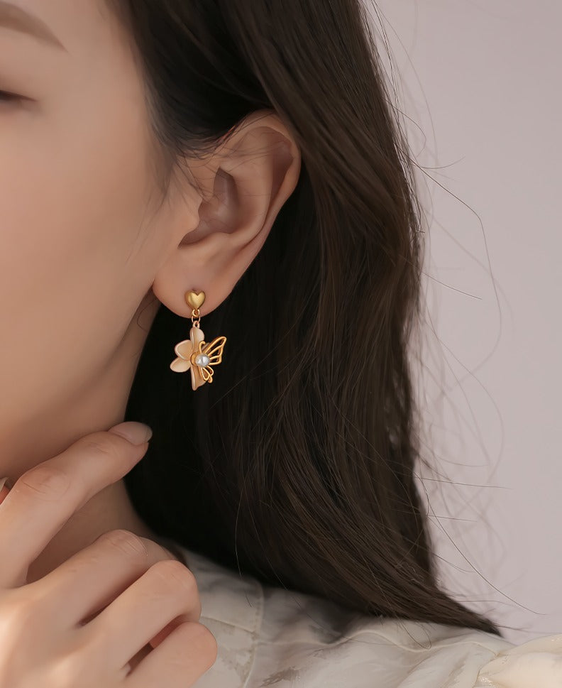 18K Forgyldt Blomster og Sommerfugleøreringe med Perle – Vintage Inklusiv Barok og Kongelig Design