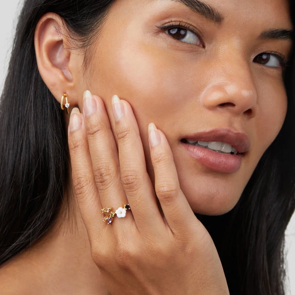 18K Forgyldt Justerbar Ring med Zirkonia og Blomst – Elegant og Farverigt Design