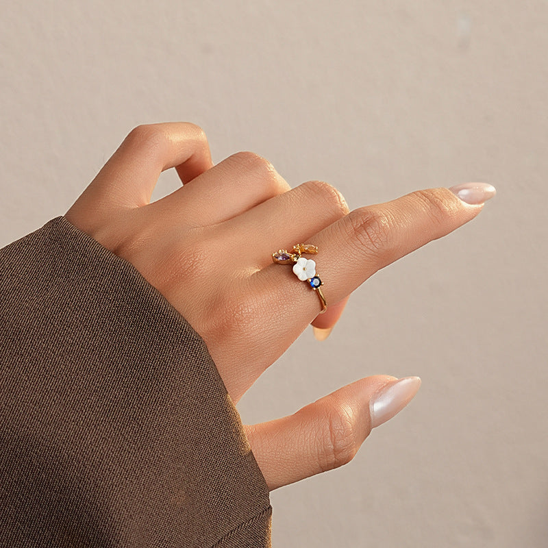 18K Forgyldt Justerbar Ring med Zirkonia og Blomst – Elegant og Farverigt Design