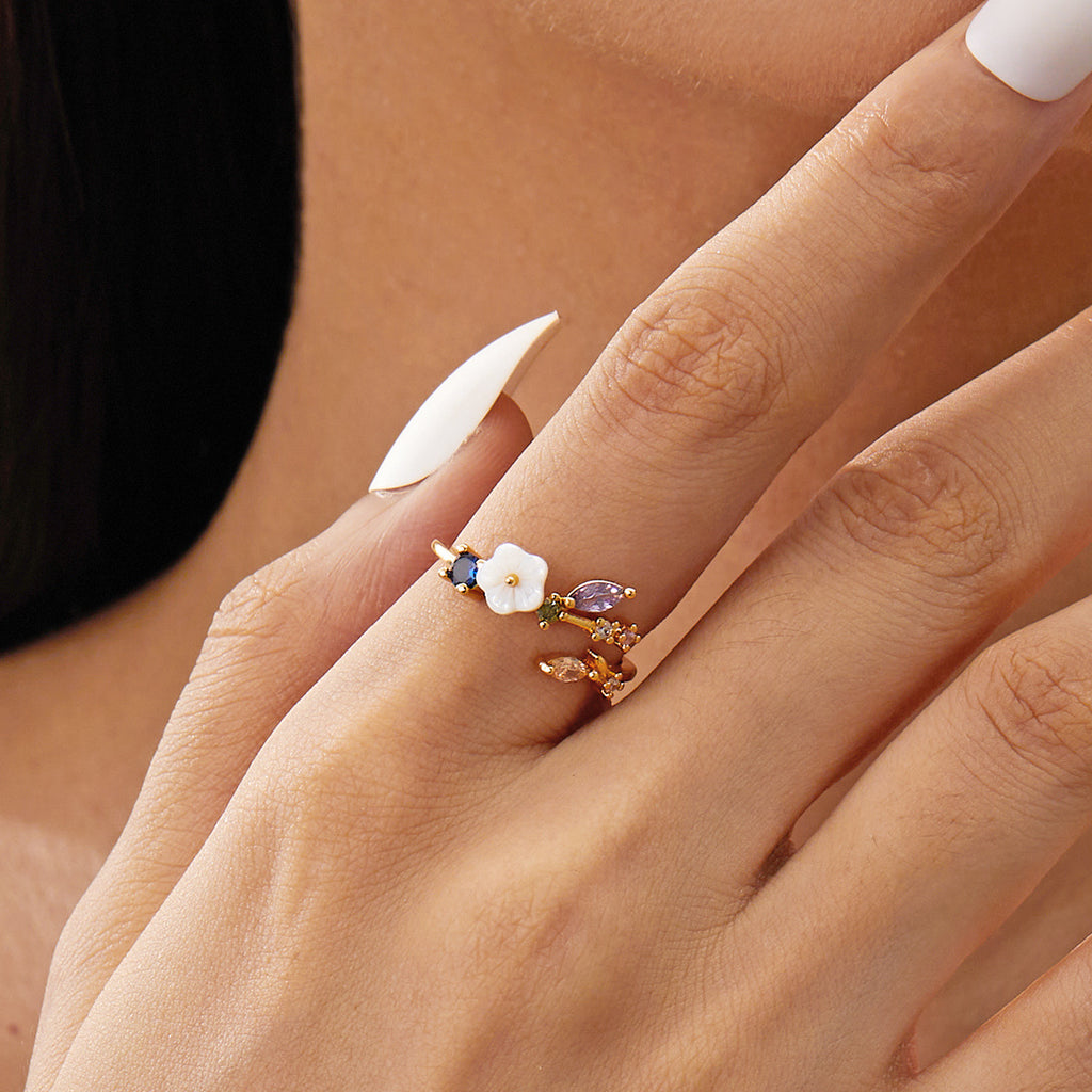 18K Forgyldt Justerbar Ring med Zirkonia og Blomst – Elegant og Farverigt Design