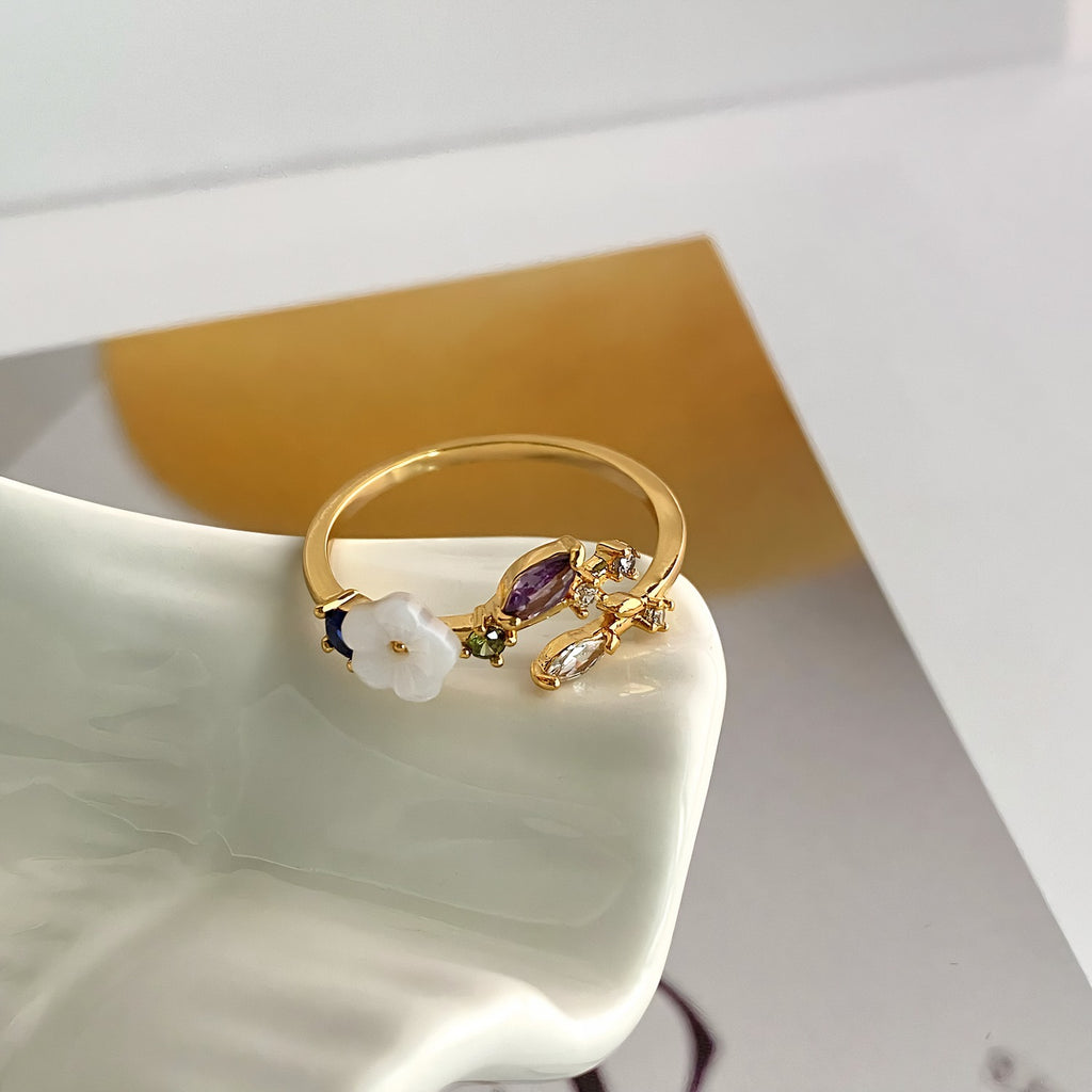 18K Forgyldt Justerbar Ring med Zirkonia og Blomst – Elegant og Farverigt Design