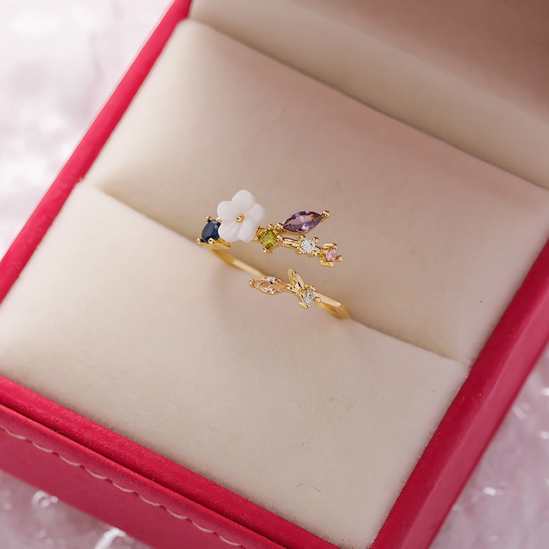 18K Forgyldt Justerbar Ring med Zirkonia og Blomst – Elegant og Farverigt Design